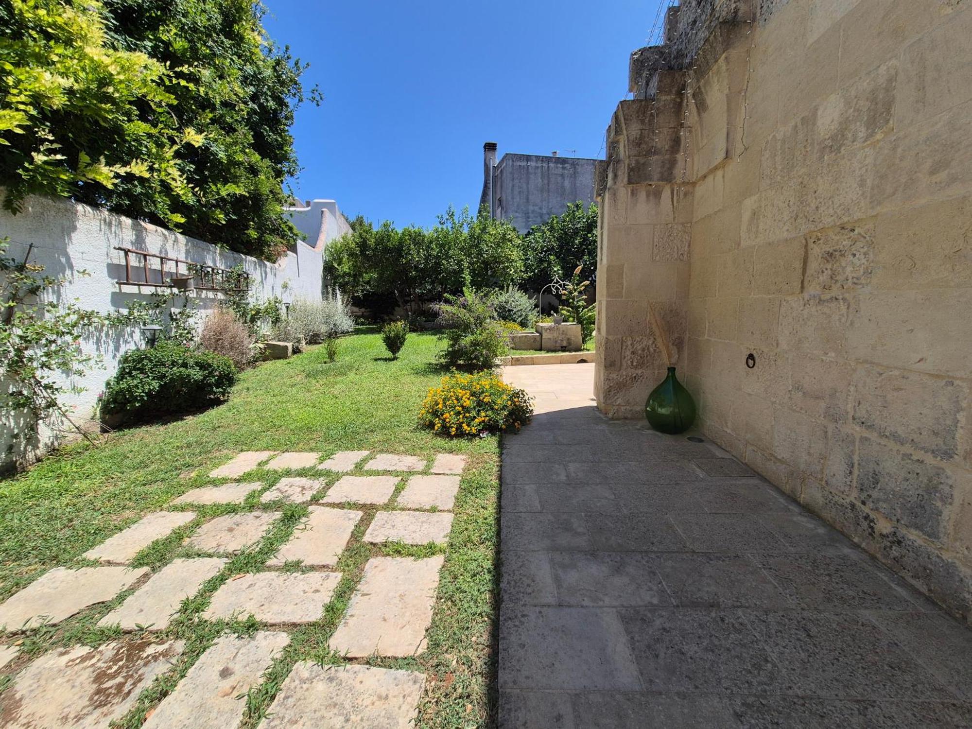 Casa Frea Dimora Storica Bed & Breakfast Martano Exterior photo